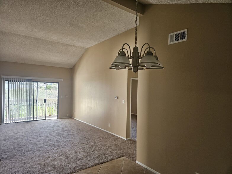 Building Photo - 495 S Ranch View Cir