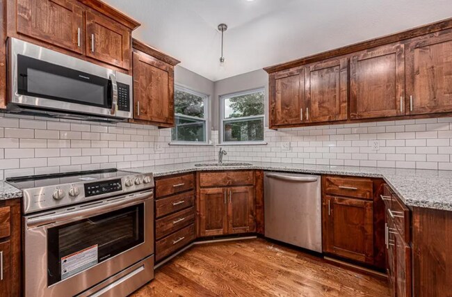 Building Photo - Don't miss out on this beautiful home!