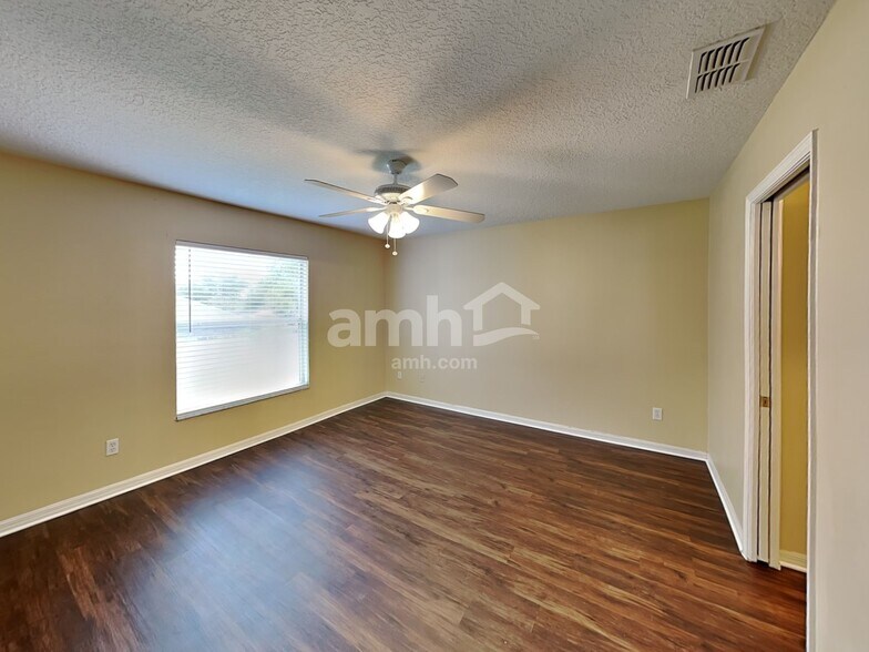 Building Photo - 722 Meadow Park Dr