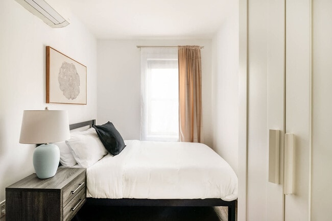 Building Photo - 359 W 39th St