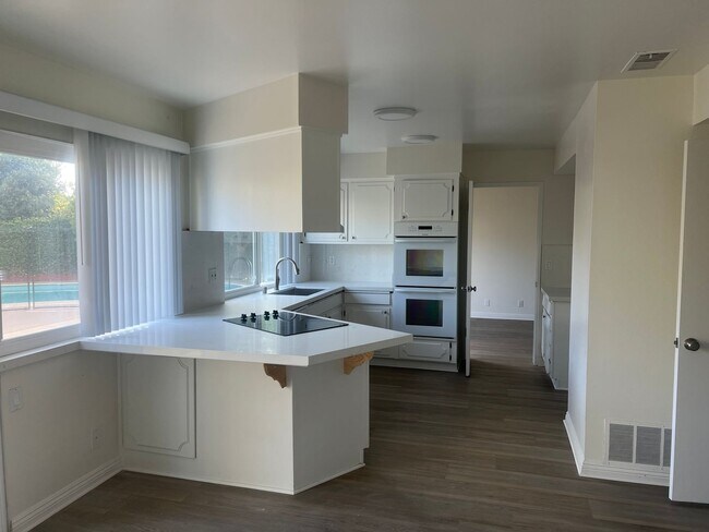 Building Photo - Moffett tract 5 bedroom home with pool in cul-de-sac