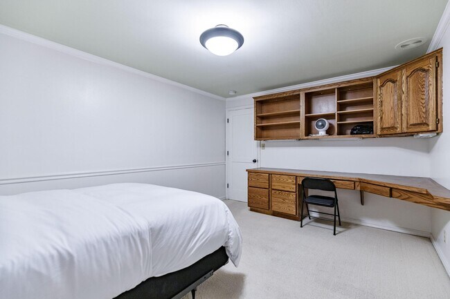 Building Photo - 531 Edgehill Dr