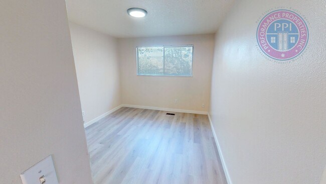 Building Photo - Prime West Linn Location - Walkable to Hig...