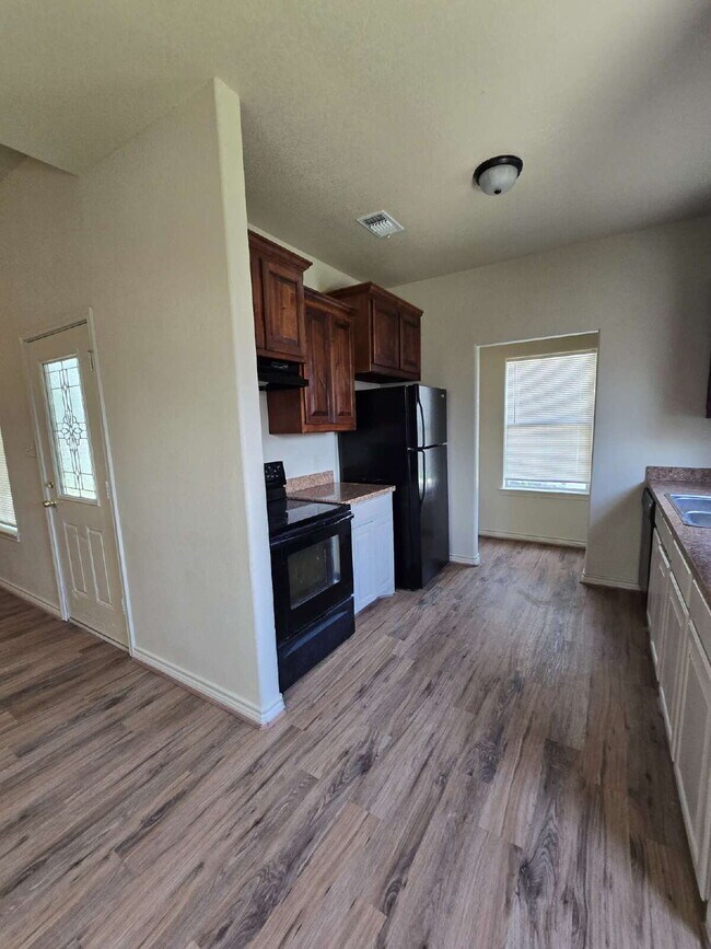 Building Photo - Completely renovated 3-Bed Duplex in the M...
