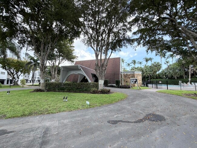 Building Photo - 1000 NE 14th Ave