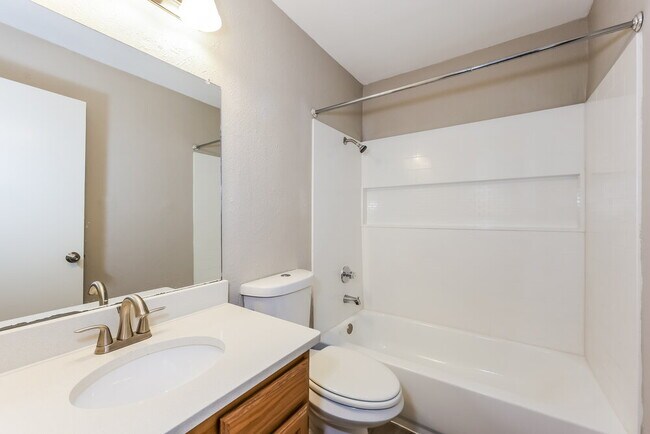 Building Photo - 1301 Southridge Dr