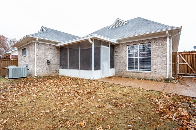 Building Photo - 735 Classic Dr S