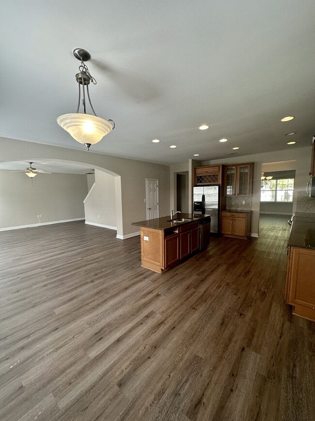 Building Photo - Spacious Home in The Cascades