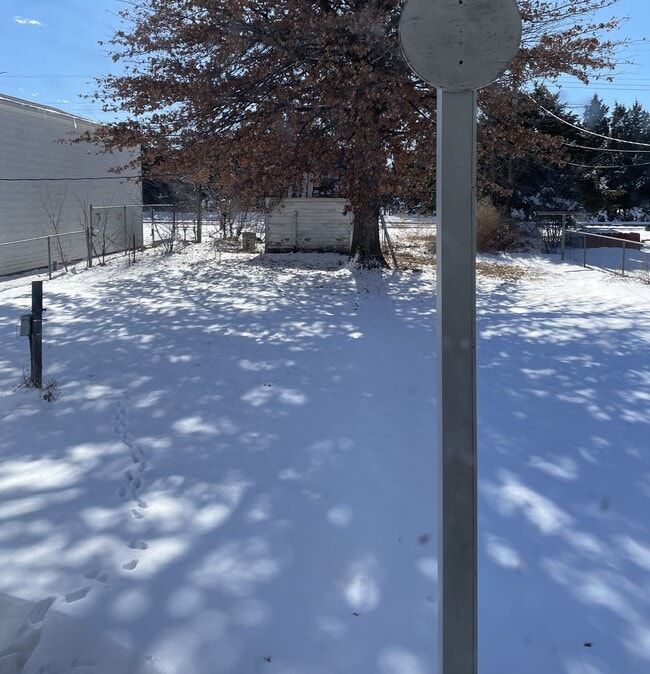 Building Photo - 569 W Broadway Ave