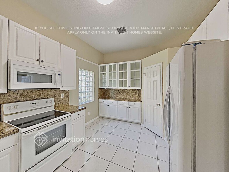 Building Photo - 1422 SW 158th Ave