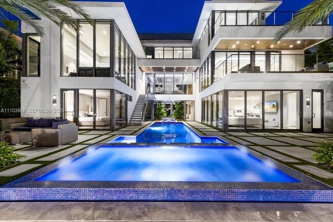 Building Photo - 440 Mola Ave