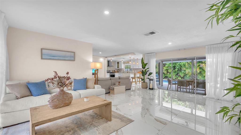Building Photo - 8425 Southampton Dr
