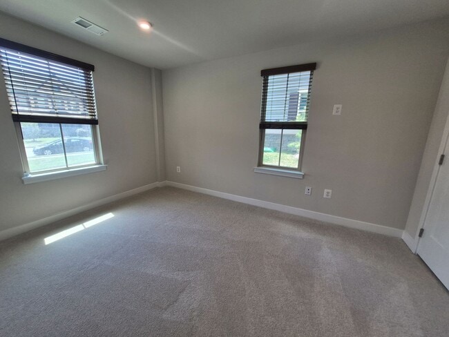 Building Photo - BEAUTIFUL END UNIT TOWNHOME IN NEW MARKET