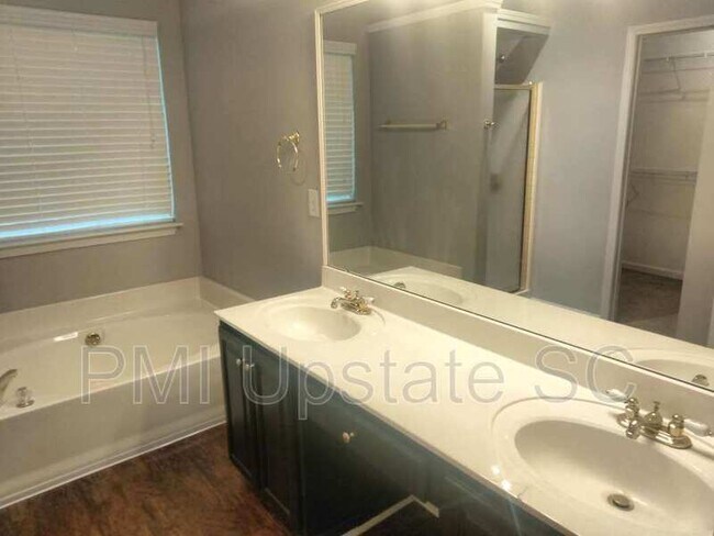 Building Photo - 102 Waterton Way