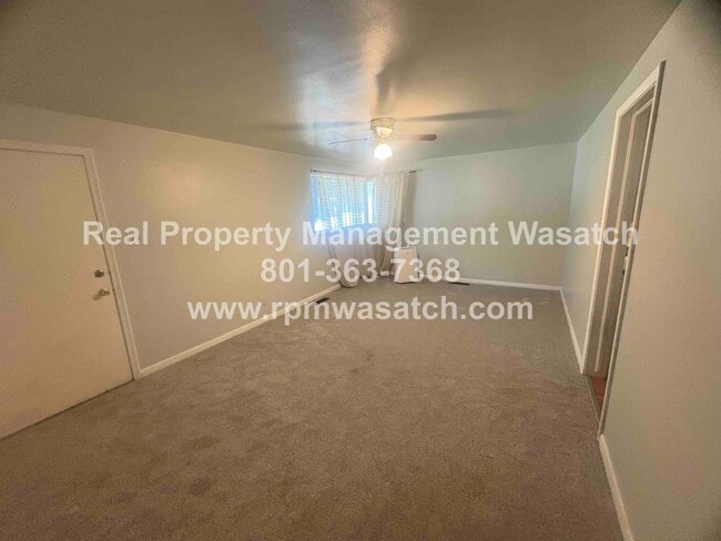 Building Photo - Check out This 2 Bedroom 1 Bathroom Salt L...