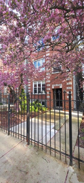 Building Photo - 1443 W Walton St
