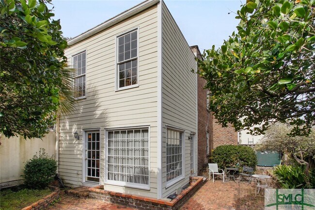Building Photo - 427 E Jones Ln