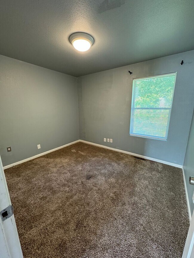 Building Photo - 777 Hilltop Dr