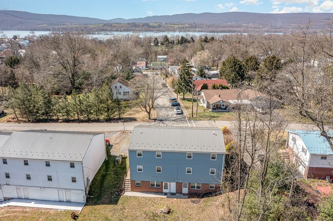 Building Photo - Welcome to our cozy 2-bedroom, 1-bathroom ...