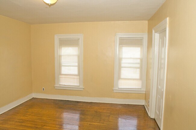 Building Photo - 865-869 Clifford