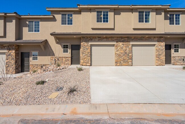 Building Photo - Comfortable Townhome Living with Pool Access