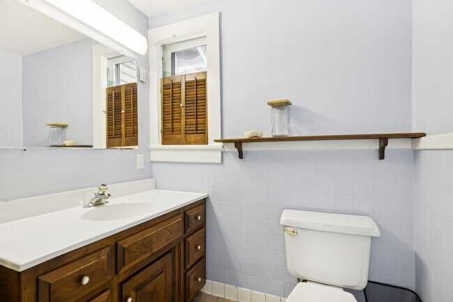 Building Photo - 1604 17th Ave S