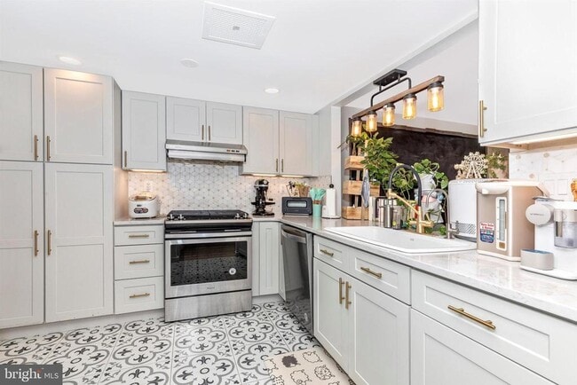 Building Photo - 703 Mountainview Dr