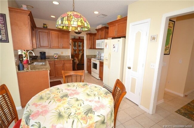 Building Photo - 753 NW Waterlily Pl