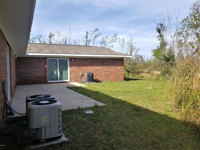 Building Photo - Cozy & Convenient 1-Bed Unit | Centrally Located Near Bases & Parks