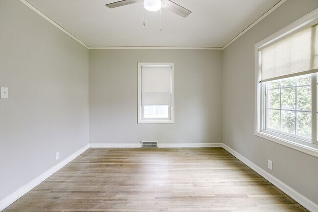 Building Photo - Happy Hollow 3 Bedroom!!