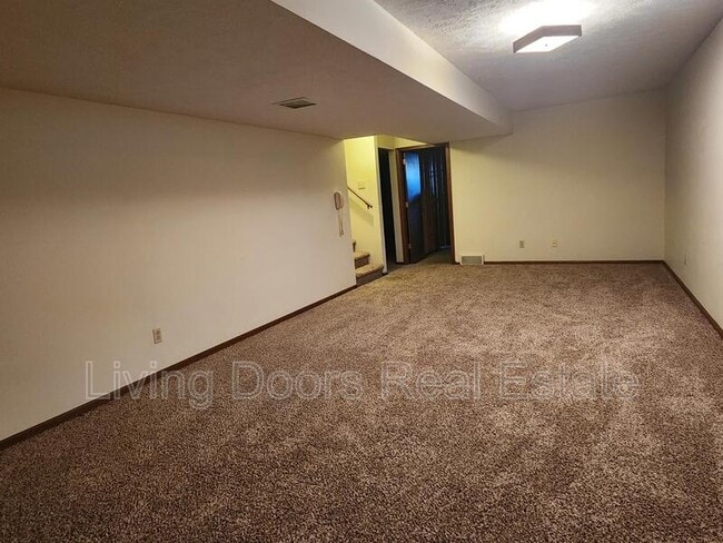 Building Photo - 1710 Eastridge Ave