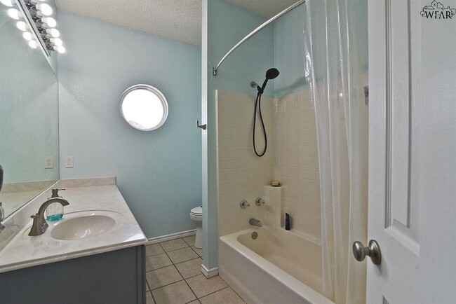 Building Photo - 5516 Chinaberry Dr