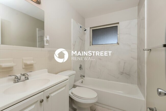 Building Photo - 2 Bedroom Pet-Friendly Home in North Palm ...