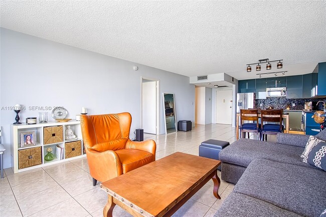 Building Photo - 2500 Parkview Dr