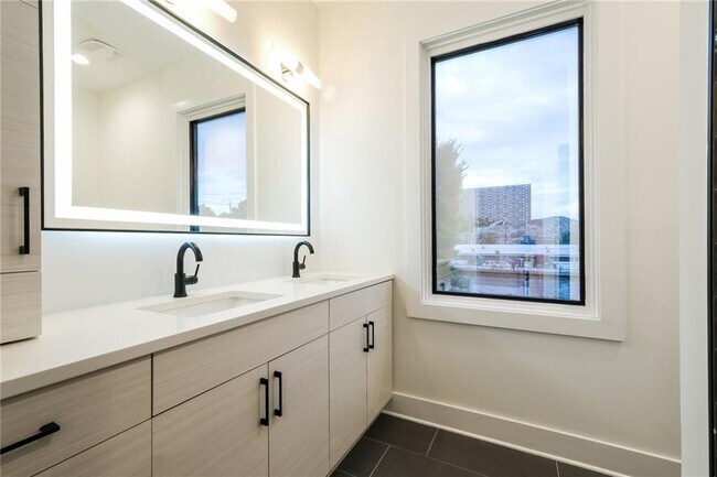 Building Photo - 367 Parkway Dr NE