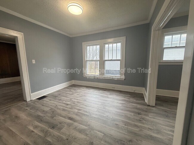 Building Photo - 1514 E 1st St