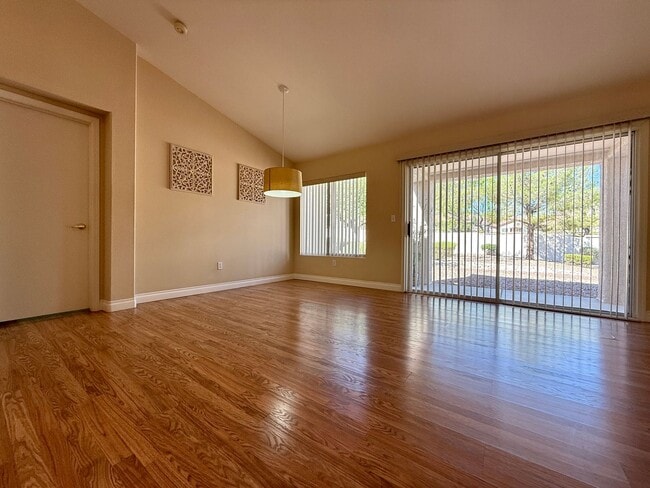 Building Photo - Spectacular furnished 2 bedroom townhouse ...