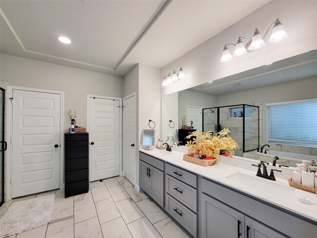Building Photo - 16030 Muster Oak Dr