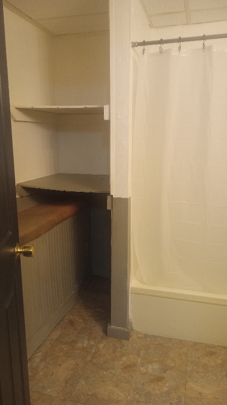 Building Photo - 418 W 8th St