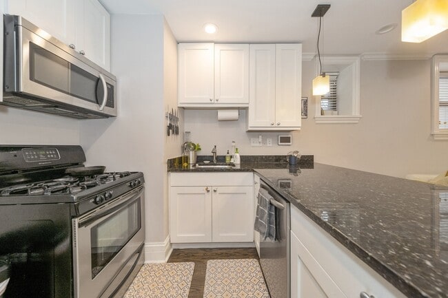 Building Photo - 924 W Schubert Ave