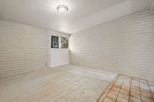 Building Photo - Eastside 4 Bedroom Home with Pool