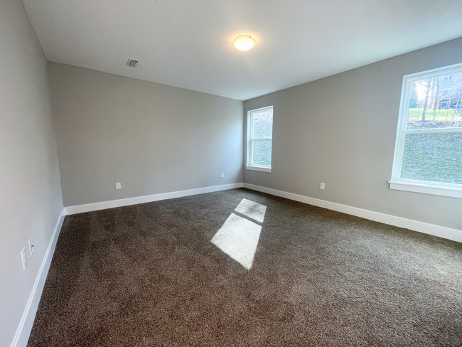 Building Photo - Beautiful 3 Bedroom Townhome in Delmont, P...