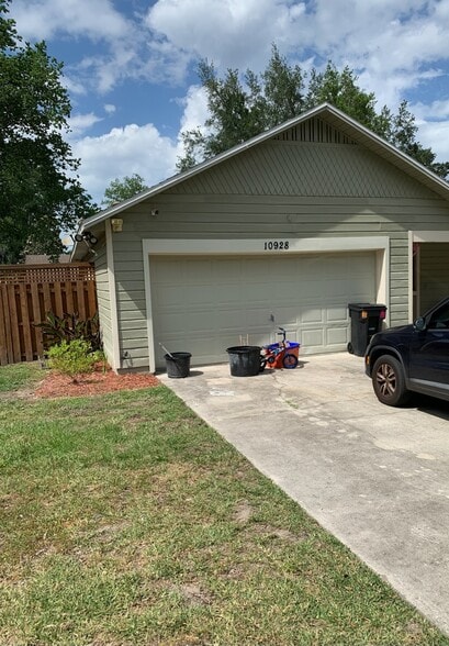 Front yard - 10928 NW 34th Pl