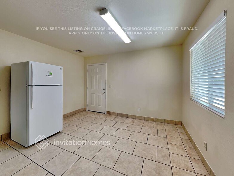 Building Photo - 208 N 100th Pl