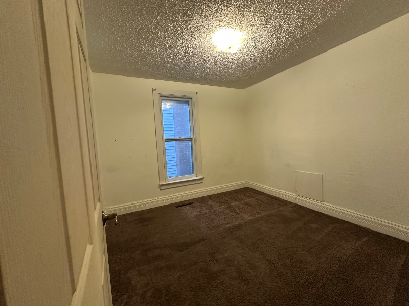 Building Photo - 252 S Oak St