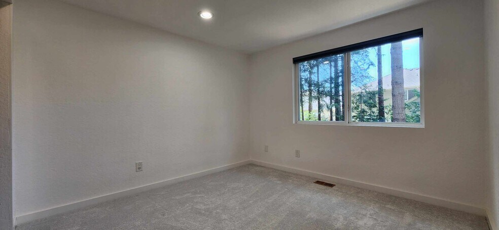Building Photo - 2417 Sahalee Dr W
