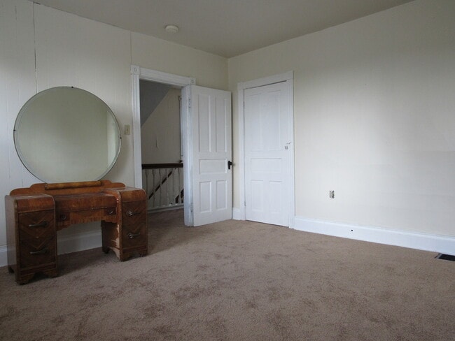 Building Photo - 2 to 3 bedroom home only $1,100.00 per month plus utilities.