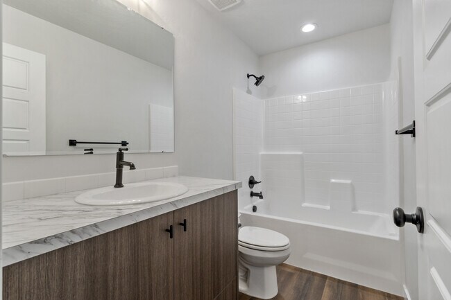 Building Photo - 3117 S Old Farm Ave