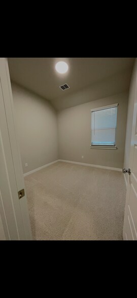 Building Photo - 527 Ridgedale Dr