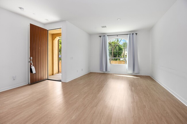 Building Photo - Beautiful Townhome in Desirable Neighborhood!